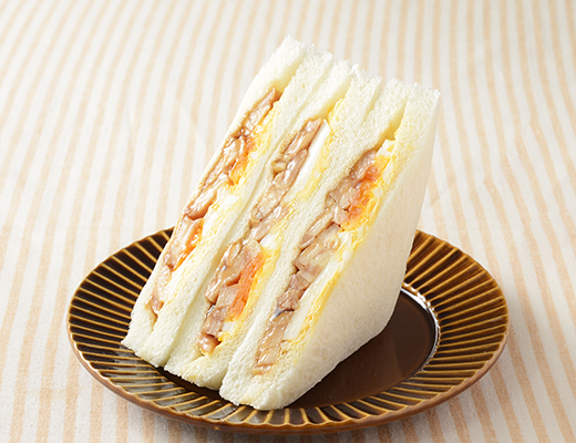 ローソンの盛りすぎ！照焼チキンたまごサンドを比較する。税込価格：365円、カロリー：397kcal、たんぱく質：22.8g、脂質：18.8g、炭水化物：34.8g、糖質：33.5g、食物繊維：1.3g、食塩相当量：3.2g。照焼チキンが51％増量！照焼チキンとたまごサラダをコクと甘みのあるソースで味付けをし、ゆでたまごをトッピングしたサンドです。アレルギー：小麦、卵、乳成分、大豆、鶏肉、りんご、ゼラチン。