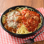 ローソンの合わせすぎ！ミートソース＆トマトガーリックパスタを比較する。税込価格：697円、カロリー：1152kcal、1円あたりカロリー：1.65kcal/円、たんぱく質：50.1g、1円あたりたんぱく質：0.07g/円、脂質：31.3g、炭水化物：174.6g、糖質：160.3g、食物繊維：14.3g、食塩相当量：7.5g。ミートソースとトマトガーリックの組み合わせ！大盛ミートソース・大盛トマトガーリックの麺平均重量を51%増量しました。アレルギー：小麦、卵、乳成分、牛肉、ごま、大豆、鶏肉、豚肉、りんご、ゼラチン。