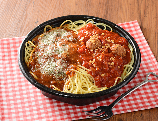 ローソンの合わせすぎ！ミートソース＆トマトガーリックパスタを比較する。税込価格：697円、カロリー：1152kcal、1円あたりカロリー：1.65kcal/円、たんぱく質：50.1g、1円あたりたんぱく質：0.07g/円、脂質：31.3g、炭水化物：174.6g、糖質：160.3g、食物繊維：14.3g、食塩相当量：7.5g。ミートソースとトマトガーリックの組み合わせ！大盛ミートソース・大盛トマトガーリックの麺平均重量を51%増量しました。アレルギー：小麦、卵、乳成分、牛肉、ごま、大豆、鶏肉、豚肉、りんご、ゼラチン。
