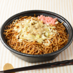 ローソンのソース焼そば 63%増量を比較する。税込価格：559円、カロリー：1259kcal、1円あたりカロリー：2.25kcal/円、たんぱく質：35.7g、1円あたりたんぱく質：0.06g/円、脂質：42.4g、炭水化物：193.1g、糖質：174.3g、食物繊維：18.8g、食塩相当量：10.7g。ソース焼そばの麺重量が63％増量！総重量約600g。アレルギー：小麦、卵、いか、牛肉、大豆、鶏肉、豚肉、もも、りんご。