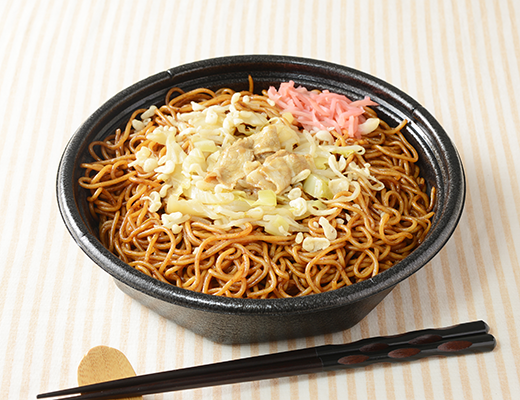 ローソンのソース焼そば 63%増量を比較する。税込価格：559円、カロリー：1259kcal、1円あたりカロリー：2.25kcal/円、たんぱく質：35.7g、1円あたりたんぱく質：0.06g/円、脂質：42.4g、炭水化物：193.1g、糖質：174.3g、食物繊維：18.8g、食塩相当量：10.7g。ソース焼そばの麺重量が63％増量！総重量約600g。アレルギー：小麦、卵、いか、牛肉、大豆、鶏肉、豚肉、もも、りんご。