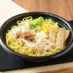 ローソンの盛りすぎ！味噌バターコーンラーメンを比較する。税込価格：626円、カロリー：784kcal、たんぱく質：38.7g、脂質：27.8g、炭水化物：100.2g、糖質：89.2g、食物繊維：11g、食塩相当量：10g。麺重量が約51％増量！濃厚でコクがある味噌スープにちぢれ麺を合わせ、もやし、肉そぼろ、バター、コーンをトッピング。アレルギー：小麦、卵、乳成分、ごま、大豆、鶏肉、豚肉、ゼラチン。