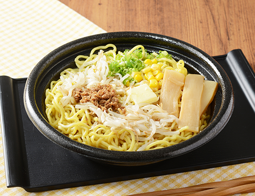 ローソンの盛りすぎ！味噌バターコーンラーメンを比較する。税込価格：626円、カロリー：784kcal、たんぱく質：38.7g、脂質：27.8g、炭水化物：100.2g、糖質：89.2g、食物繊維：11g、食塩相当量：10g。麺重量が約51％増量！濃厚でコクがある味噌スープにちぢれ麺を合わせ、もやし、肉そぼろ、バター、コーンをトッピング。アレルギー：小麦、卵、乳成分、ごま、大豆、鶏肉、豚肉、ゼラチン。
