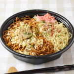 ローソンの合わせすぎ！ソース＆塩焼そばを比較する。税込価格：559円、カロリー：1132kcal、1円あたりカロリー：2.03kcal/円、たんぱく質：36.1g、1円あたりたんぱく質：0.06g/円、脂質：31.2g、炭水化物：185.1g、糖質：168.3g、食物繊維：16.8g、食塩相当量：10.5g。大盛ソース焼そば・大盛塩焼そばの麺平均重量を51％増量しました。アレルギー：小麦、卵、乳成分、いか、牛肉、ごま、大豆、鶏肉、豚肉、もも、りんご。