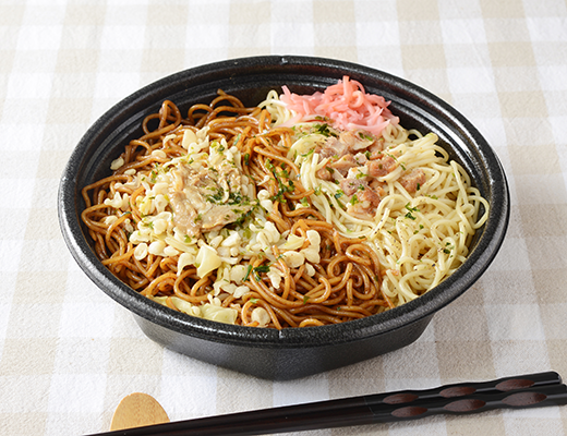 ローソンの合わせすぎ！ソース＆塩焼そばを比較する。税込価格：559円、カロリー：1132kcal、1円あたりカロリー：2.03kcal/円、たんぱく質：36.1g、1円あたりたんぱく質：0.06g/円、脂質：31.2g、炭水化物：185.1g、糖質：168.3g、食物繊維：16.8g、食塩相当量：10.5g。大盛ソース焼そば・大盛塩焼そばの麺平均重量を51％増量しました。アレルギー：小麦、卵、乳成分、いか、牛肉、ごま、大豆、鶏肉、豚肉、もも、りんご。