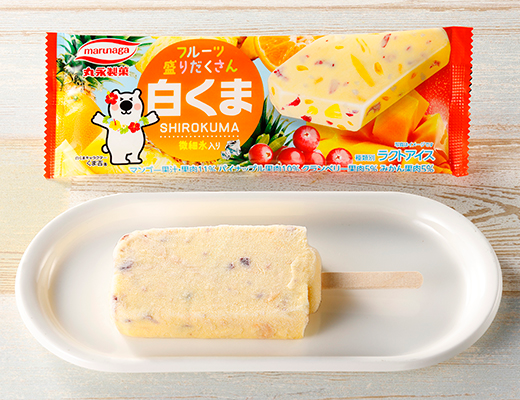 ローソンの丸永製菓 フルーツ盛りだくさん白くまバーを比較する。税込価格：173円。微細氷入りマンゴー風味のアイスと共にパインやクランベリーなど4種のフルーツを存分にお楽しみ頂けるアイスバーです。アレルギー：乳成分、ゼラチン。