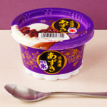 ローソンの明治 北海道あずき 練乳氷を比較する。税込価格：225円、カロリー：207kcal、1円あたりカロリー：0.92kcal/円、たんぱく質：3.6g、1円あたりたんぱく質：0.02g/円、脂質：2g、炭水化物：43.6g、食塩相当量：0.1g。練乳氷とバニラアイスの上に北海道産の粒あずきをたっぷりのせたかき氷アイス。アレルギー：乳成分、大豆。