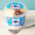ローソンの丸永製菓 とろける練乳のしろくまを比較する。税込価格:343円。天面と練乳氷部分に練乳を充填し、とろける練乳の味わいとフルーツと小豆の相性を存分に楽しめるしろくまです。アレルギー:乳成分。