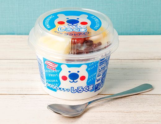 ローソンの丸永製菓 とろける練乳のしろくまを比較する。税込価格：343円。天面と練乳氷部分に練乳を充填し、とろける練乳の味わいとフルーツと小豆の相性を存分に楽しめるしろくまです。アレルギー：乳成分。