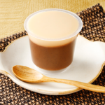 ローソンの徳島産業 加賀棒ほうじ茶ラテを比較する。税込価格：228円、カロリー：147kcal。加賀棒ほうじ茶とミルクプリンを合わせた、ラテ風味を感じるデザートです。アレルギー：乳成分、ゼラチン。