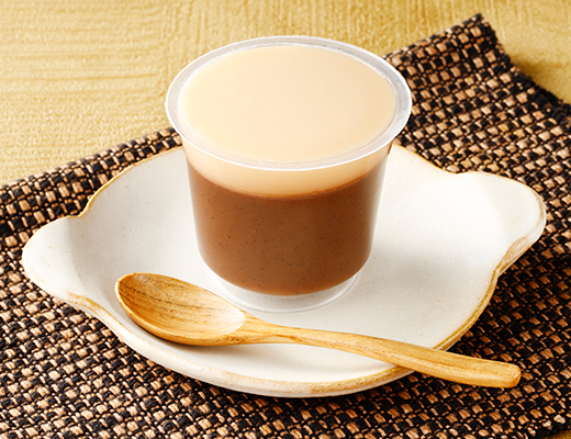 ローソンの徳島産業 加賀棒ほうじ茶ラテを比較する。税込価格：228円、カロリー：147kcal。加賀棒ほうじ茶とミルクプリンを合わせた、ラテ風味を感じるデザートです。アレルギー：乳成分、ゼラチン。