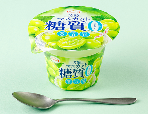 ローソンのたらみ 芳醇マスカット 糖質0を比較する。税込価格：214円、カロリー：0kcal、1円あたりカロリー：0.00kcal/円。糖質・カロリー・脂質ゼロ。芳醇なマスカット果汁で仕立てたナタデココ入りのゼリー。