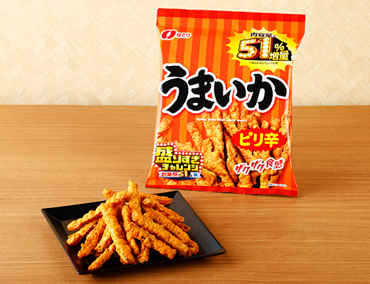 ローソンのなとり ピリ辛うまいか 51％増量を比較する。税込価格：324円、カロリー：553kcal、1円あたりカロリー：1.71kcal/円、たんぱく質：8.7g、1円あたりたんぱく質：0.03g/円、脂質：35.4g、炭水化物：49.8g、糖質：0g、食物繊維：0g、食塩相当量：2.3g。ザクザク食感が特徴のピリ辛うまいかです。アレルギー：えび、小麦、卵、乳成分、いか、大豆、りんご、ゼラチン。