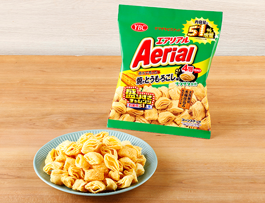 ローソンのヤマザキビスケット エアリアル 焼きとうもろこし味 51％増量を比較する。税込価格：176円、カロリー：544kcal、たんぱく質：3.6g、脂質：32.6g、炭水化物：59.1g、食塩相当量：2.3g。醤油だれを直火で炙った香ばしい風味です。アレルギー：小麦、大豆、鶏肉。