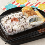 ローソンの梅しそひじきごはん弁当を比較する。税込価格：540円、カロリー：444kcal、1円あたりカロリー：0.82kcal/円、たんぱく質：13.8g、1円あたりたんぱく質：0.03g/円、脂質：16.3g、炭水化物：62.6g、糖質：58.5g、食物繊維：4.1g、食塩相当量：3.2g。梅干しを乗せたしそひじきごはんに、とうもろこしと枝豆のかき揚げ、鯖醤油漬焼、メンチカツ、玉子焼を合わせたお弁当です。常温弁当の為、お出かけ先でも温めずに食べられます。アレルギー：小麦、卵、乳成分、牛肉、さば、大豆、鶏肉、りんご。