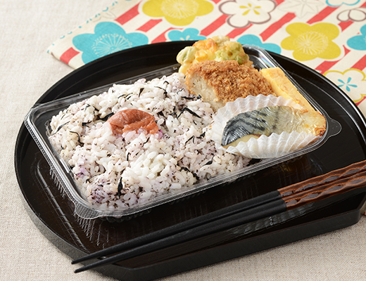 ローソンの梅しそひじきごはん弁当を比較する。税込価格：540円、カロリー：444kcal、1円あたりカロリー：0.82kcal/円、たんぱく質：13.8g、1円あたりたんぱく質：0.03g/円、脂質：16.3g、炭水化物：62.6g、糖質：58.5g、食物繊維：4.1g、食塩相当量：3.2g。梅干しを乗せたしそひじきごはんに、とうもろこしと枝豆のかき揚げ、鯖醤油漬焼、メンチカツ、玉子焼を合わせたお弁当です。常温弁当の為、お出かけ先でも温めずに食べられます。アレルギー：小麦、卵、乳成分、牛肉、さば、大豆、鶏肉、りんご。