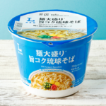 ローソンの麺大盛り 旨コク琉球そばを比較する。税込価格：208円、カロリー：464kcal、1円あたりカロリー：2.23kcal/円、たんぱく質：11g、1円あたりたんぱく質：0.05g/円、脂質：19.1g、炭水化物：63.4g、糖質：60.6g、食物繊維：2.8g、食塩相当量：6.6g。歯応えのある幅広の麺に豚と鶏の旨みをベースに鰹の旨みを利かせたスープが特長です。アレルギー：小麦、卵、乳成分、大豆、鶏肉、豚肉、ゼラチン。