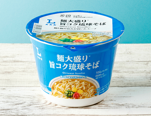 ローソンの麺大盛り 旨コク琉球そばを比較する。税込価格：208円、カロリー：464kcal、1円あたりカロリー：2.23kcal/円、たんぱく質：11g、1円あたりたんぱく質：0.05g/円、脂質：19.1g、炭水化物：63.4g、糖質：60.6g、食物繊維：2.8g、食塩相当量：6.6g。歯応えのある幅広の麺に豚と鶏の旨みをベースに鰹の旨みを利かせたスープが特長です。アレルギー：小麦、卵、乳成分、大豆、鶏肉、豚肉、ゼラチン。