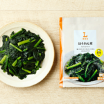 ローソンのほうれん草を比較する。税込価格：235円、カロリー：22kcal、1円あたりカロリー：0.09kcal/円、たんぱく質：2.9g、1円あたりたんぱく質：0.01g/円、脂質：0.3g、炭水化物：3.4g、糖質：0.1g、食物繊維：3.3g、食塩相当量：0.3g。使いやすいカットタイプ。袋のまま電子レンジで温められます。
