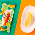 ローソンの生メロンスティックを比較する。税込価格：181円、カロリー：18kcal、たんぱく質：0.4g、脂質：0g、炭水化物：4.2g、食塩相当量：0g。ワンハンドで手軽に食べやすい。さっぱりとした甘さが特徴。