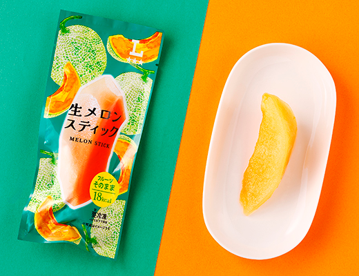 ローソンの生メロンスティックを比較する。税込価格：181円、カロリー：18kcal、たんぱく質：0.4g、脂質：0g、炭水化物：4.2g、食塩相当量：0g。ワンハンドで手軽に食べやすい。さっぱりとした甘さが特徴。