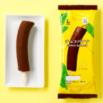 ローソンのMOTTAINAI チョコバナナを比較する。税込価格：397円、カロリー：174kcal、たんぱく質：1.4g、脂質：7.3g、炭水化物：26.8g、糖質：24.6g、食物繊維：2.2g、食塩相当量：0g。冷凍のチョコバナナ。田辺農園の規格外バナナを有効活用。アレルギー：乳成分、大豆、バナナ。