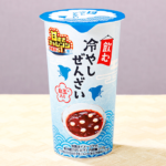 ローソンの甘すぎ飲む冷やしぜんざいを比較する。税込価格：298円、カロリー：345kcal、1円あたりカロリー：1.16kcal/円、たんぱく質：2.6g、1円あたりたんぱく質：0.01g/円、脂質：0.3g、炭水化物：82.9g、食塩相当量：0.2g。上品な甘さのつぶあんに白玉を合わせた食感も楽しめる新感覚のドリンク。