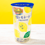 ローソンの酸っぱすぎ塩レモネードを比較する。税込価格：228円、カロリー：106kcal、1円あたりカロリー：0.46kcal/円、たんぱく質：0.2g、1円あたりたんぱく質：0.01未満g/円、脂質：0.2g、炭水化物：25.8g、食塩相当量：1g。レモンの輪切りと果汁の爽やかさに岩塩のまろやかな塩味を加えた夏にピッタリの味わい。