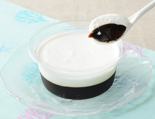 ローソンのクリームコーヒーゼリー エチオピア産モカコーヒーを比較する。税込価格：279円、カロリー：169kcal、1円あたりカロリー：0.61kcal/円、たんぱく質：1.2g、1円あたりたんぱく質：0.01未満g/円、脂質：9.2g、炭水化物：21.1g、糖質：19.8g、食物繊維：1.3g、食塩相当量：0.1g。ほろ苦いコーヒーゼリーにホイップクリームと練乳ソースを重ねた3層仕立て。アレルギー：小麦、卵、乳成分、大豆。