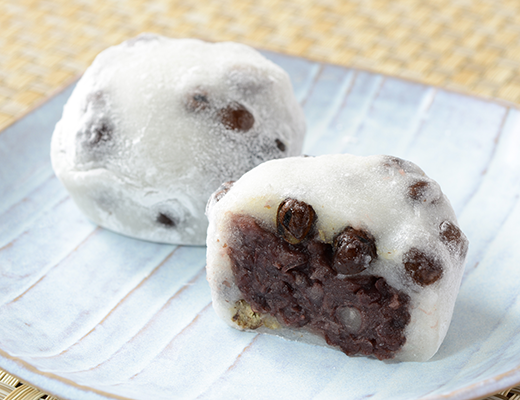 ローソンの塩豆大福を比較する。税込価格：214円、カロリー：186kcal、1円あたりカロリー：0.87kcal/円、たんぱく質：3.9g、1円あたりたんぱく質：0.02g/円、脂質：0.6g、炭水化物：42.7g、糖質：39.6g、食物繊維：3.1g、食塩相当量：0.2g。北海道産小豆を使用し、小豆の風味を引き出して炊き上げたつぶあんを、赤えんどう入りのもち生地で包みました。