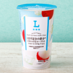 ローソンの1日不足分の鉄分が摂れる のむヨーグルト ソルトライチ＆アロエを比較する。税込価格：188円、カロリー：125kcal、たんぱく質：5.5g、脂質：0.2g、炭水化物：25.6g、糖質：25g、食物繊維：0.6g、食塩相当量：0.4g。1本で1日不足分の鉄分と塩分補給ができる暑い夏に最適なのむヨーグルト。アレルギー：乳成分。