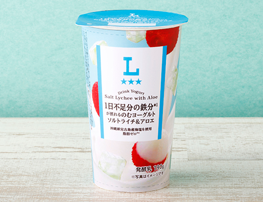 ローソンの1日不足分の鉄分が摂れる のむヨーグルト ソルトライチ＆アロエを比較する。税込価格：188円、カロリー：125kcal、たんぱく質：5.5g、脂質：0.2g、炭水化物：25.6g、糖質：25g、食物繊維：0.6g、食塩相当量：0.4g。1本で1日不足分の鉄分と塩分補給ができる暑い夏に最適なのむヨーグルト。アレルギー：乳成分。