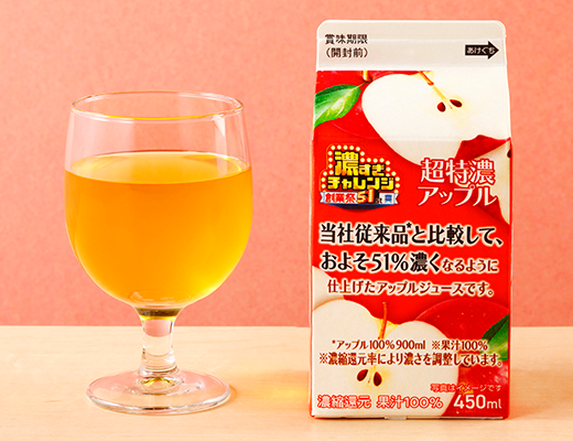 ローソンの濃すぎ超特濃アップルを比較する。税込価格：175円、カロリー：69kcal、1円あたりカロリー：0.39kcal/円、たんぱく質：0.2g、1円あたりたんぱく質：0.01未満g/円、脂質：0g、炭水化物：17.1g、糖質：17.1g、食物繊維：0g、食塩相当量：0g。当社従来品と比較して、およそ51％濃くなるように仕上げたアップルジュースです。アレルギー：りんご。