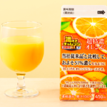 ローソンの濃すぎ超特濃オレンジを比較する。税込価格:248円、カロリー:69kcal、1円あたりカロリー:0.28kcal/円、たんぱく質:0.9g、1円あたりたんぱく質:0.01未満g/円、脂質:0g、炭水化物:16.5g、糖質:16.1g、食物繊維:0.4g、食塩相当量:0g。当社従来品と比較して、およそ51%濃くなるように仕上げたオレンジジュースです。アレルギー:オレンジ。
