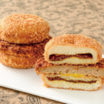 ローソンの合わせすぎ！欧風カレーパン＆はみでるメンチカツを比較する。税込価格：192円、カロリー：687kcal、たんぱく質：17.1g、脂質：42.9g、炭水化物：60.2g、糖質：55.9g、食物繊維：4.3g、食塩相当量：4.3g。「欧風カレーパン」と「はみでるバーガーメンチカツ」のメンチカツの組み合わせ！。アレルギー：小麦、卵、乳成分、牛肉、大豆、鶏肉、バナナ、豚肉、りんご。