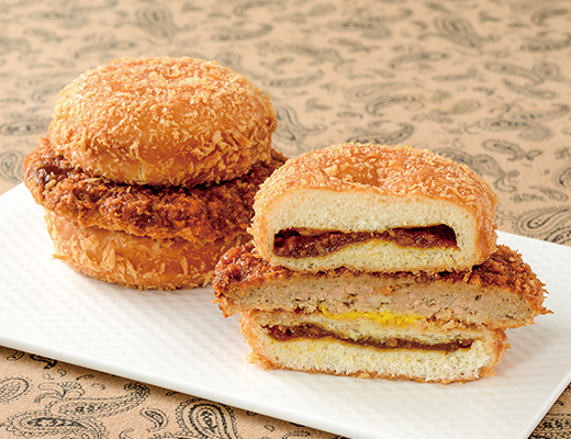 ローソンの合わせすぎ！欧風カレーパン＆はみでるメンチカツを比較する。税込価格：192円、カロリー：687kcal、たんぱく質：17.1g、脂質：42.9g、炭水化物：60.2g、糖質：55.9g、食物繊維：4.3g、食塩相当量：4.3g。「欧風カレーパン」と「はみでるバーガーメンチカツ」のメンチカツの組み合わせ！。アレルギー：小麦、卵、乳成分、牛肉、大豆、鶏肉、バナナ、豚肉、りんご。
