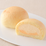 ローソンのクリームたっぷり！ ふわもち冷やしクリームパン ダブルカスタードを比較する。税込価格：192円、カロリー：246kcal、1円あたりカロリー：1.28kcal/円、たんぱく質：6.5g、1円あたりたんぱく質：0.03g/円、脂質：13.9g、炭水化物：24g、糖質：23.2g、食物繊維：0.8g、食塩相当量：0.5g。ふわもち生地の中にカスタードホイップとカスタードクリームが入ったとろけるクリームパン。アレルギー：小麦、卵、乳成分、大豆。