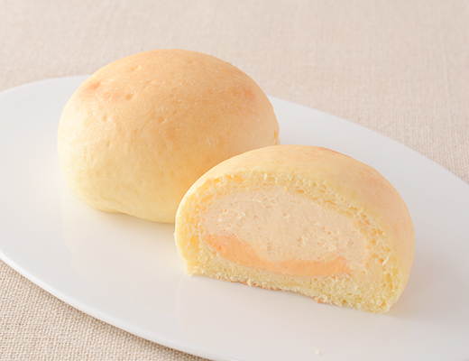 ローソンのクリームたっぷり！ ふわもち冷やしクリームパン ダブルカスタードを比較する。税込価格：192円、カロリー：246kcal、1円あたりカロリー：1.28kcal/円、たんぱく質：6.5g、1円あたりたんぱく質：0.03g/円、脂質：13.9g、炭水化物：24g、糖質：23.2g、食物繊維：0.8g、食塩相当量：0.5g。ふわもち生地の中にカスタードホイップとカスタードクリームが入ったとろけるクリームパン。アレルギー：小麦、卵、乳成分、大豆。