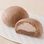 ローソンのクリームたっぷり！ ふわもち冷やしクリームパン ダブルチョコを比較する。税込価格：192円、カロリー：260kcal、1円あたりカロリー：1.35kcal/円、たんぱく質：5.2g、1円あたりたんぱく質：0.03g/円、脂質：15.5g、炭水化物：25.6g、糖質：24.3g、食物繊維：1.3g、食塩相当量：0.4g。ふわもち生地の中にチョコホイップとチョコソースが入ったとろけるクリームパン。アレルギー：小麦、卵、乳成分、大豆、ゼラチン。