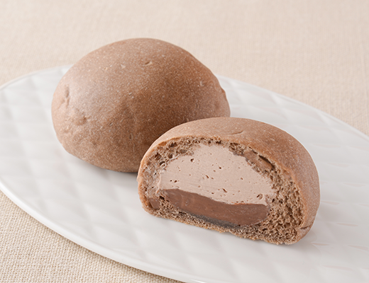 ローソンのクリームたっぷり！ ふわもち冷やしクリームパン ダブルチョコを比較する。税込価格：192円、カロリー：260kcal、1円あたりカロリー：1.35kcal/円、たんぱく質：5.2g、1円あたりたんぱく質：0.03g/円、脂質：15.5g、炭水化物：25.6g、糖質：24.3g、食物繊維：1.3g、食塩相当量：0.4g。ふわもち生地の中にチョコホイップとチョコソースが入ったとろけるクリームパン。アレルギー：小麦、卵、乳成分、大豆、ゼラチン。