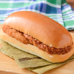 ローソンの具！パン コーン入りコロッケ＆メンチカツ マスタードを比較する。税込価格：300円、カロリー：629kcal、1円あたりカロリー：2.10kcal/円、たんぱく質：15.4g、1円あたりたんぱく質：0.05g/円、脂質：33.6g、炭水化物：68.1g、糖質：64.1g、食物繊維：4g、食塩相当量：3.7g。二つの具材で大満足！具！パン コーン入りコロッケ＆メンチカツ マスタード。アレルギー：小麦、卵、乳成分、大豆、鶏肉、豚肉、りんご。