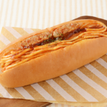 ローソンの具！パン ハンバーグ＆ナポリタンを比較する。税込価格：300円、カロリー：380kcal、1円あたりカロリー：1.27kcal/円、たんぱく質：14.1g、1円あたりたんぱく質：0.05g/円、脂質：11.1g、炭水化物：57.7g、糖質：54.1g、食物繊維：3.6g、食塩相当量：3g。二つの具材で大満足！具！パン ハンバーグ＆ナポリタン。アレルギー：小麦、卵、乳成分、牛肉、ごま、大豆、鶏肉、豚肉、りんご、ゼラチン。