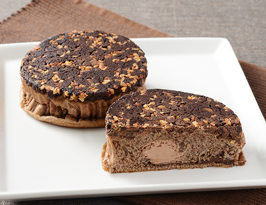 ローソンのザクっと焼きチョコパンを比較する。税込価格：192円、カロリー：338kcal、たんぱく質：6.9g、脂質：12.7g、炭水化物：50.8g、糖質：47.2g、食物繊維：3.6g、食塩相当量：0.3g。チョコチップとローストアーモンドのザクっと食感が楽しめるチョコパン。アレルギー：小麦、卵、乳成分、アーモンド、大豆。