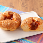 ローソンの完熟トマトとベーコンのパンを比較する。税込価格：192円、カロリー：239kcal、1円あたりカロリー：1.24kcal/円、たんぱく質：8.8g、1円あたりたんぱく質：0.05g/円、脂質：6.2g、炭水化物：38.2g、糖質：35.8g、食物繊維：2.4g、食塩相当量：1.9g。完熟トマト使用！角切りベーコンが楽しめるフランスパン！。アレルギー：小麦、卵、乳成分、大豆、鶏肉、豚肉。
