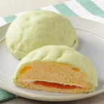ローソンの濃厚メロンのメロンパンを比較する。税込価格：171円、カロリー：411kcal、1円あたりカロリー：2.40kcal/円、たんぱく質：6.6g、1円あたりたんぱく質：0.04g/円、脂質：10.4g、炭水化物：73.6g、糖質：71.9g、食物繊維：1.7g、食塩相当量：0.4g。濃厚なメロンの味わいが楽しめるメロンソースとメロンホイップをサンドしたメロンパン。アレルギー：小麦、卵、乳成分、大豆。