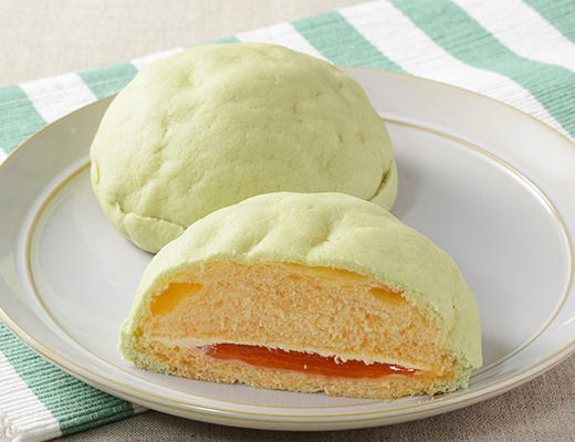ローソンの濃厚メロンのメロンパンを比較する。税込価格：171円、カロリー：411kcal、1円あたりカロリー：2.40kcal/円、たんぱく質：6.6g、1円あたりたんぱく質：0.04g/円、脂質：10.4g、炭水化物：73.6g、糖質：71.9g、食物繊維：1.7g、食塩相当量：0.4g。濃厚なメロンの味わいが楽しめるメロンソースとメロンホイップをサンドしたメロンパン。アレルギー：小麦、卵、乳成分、大豆。
