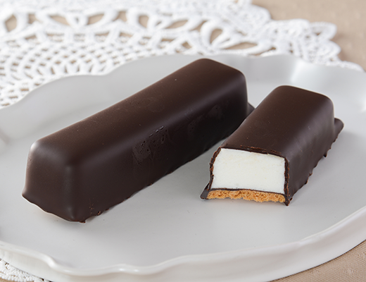 ローソンのご褒美スティックケーキ とろける生マシュマロを比較する。税込価格：362円、カロリー：221kcal、たんぱく質：3.4g、脂質：14.5g、炭水化物：19.9g、糖質：18.7g、食物繊維：1.2g、食塩相当量：0.1g。パリッとチョコととろふわ食感の生マシュマロを楽しむスティックスイーツ。アレルギー：小麦、卵、乳成分、大豆、ゼラチン。