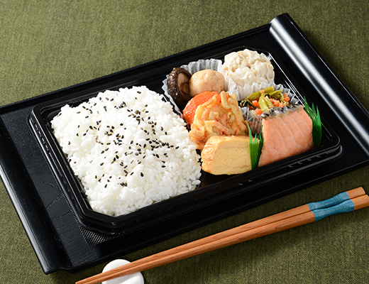 ローソンの和風幕の内弁当を比較する。税込価格：646円、カロリー：496kcal、たんぱく質：17.5g、脂質：12g、炭水化物：81.6g、糖質：77.6g、食物繊維：4g、食塩相当量：1.8g。焼鮭、野菜かき揚げ、シューマイ、玉子焼、小松菜と人参のごま和え、煮物が入ったいろいろなおかずが楽しめる幕の内です。アレルギー：えび、かに、小麦、卵、乳成分、ごま、さけ、大豆、鶏肉、豚肉、ゼラチン。