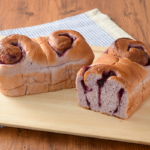ローソンのちぎれるブルーベリーブレッドを比較する。税込価格：181円、カロリー：290kcal、1円あたりカロリー：1.60kcal/円、たんぱく質：7.1g、1円あたりたんぱく質：0.04g/円、脂質：4.2g、炭水化物：57.2g、糖質：54.9g、食物繊維：2.3g、食塩相当量：0.9g。ふんわりやわらかなパンに、甘酸っぱいブルーベリージャムを巻き込みました。ちぎっても食べやすく朝食にもぴったりです。アレルギー：小麦、卵、乳成分、大豆、りんご。