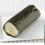 ローソンの手巻寿司 ツナコーンマヨを比較する。税込価格：214円、カロリー：212kcal、1円あたりカロリー：0.99kcal/円、たんぱく質：4g、1円あたりたんぱく質：0.02g/円、脂質：8g、炭水化物：31.7g、糖質：30.2g、食物繊維：1.5g、食塩相当量：1.5g。ツナマヨ×コーンの人気の組み合わせ。アレルギー：小麦、卵、大豆。